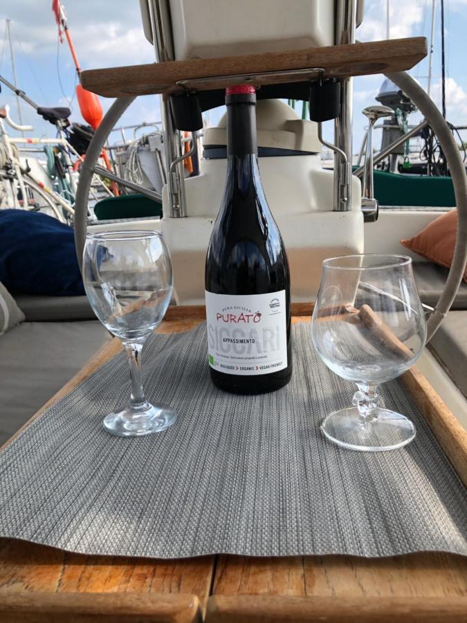 From September Lyra On The Go To Suriname Till 1 April 2026 Joint Captain Casey Medemblik Exteriör bild