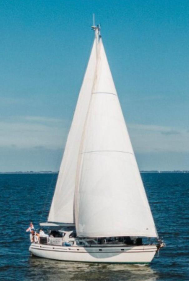 From September Lyra On The Go To Suriname Till 1 April 2026 Joint Captain Casey Medemblik Exteriör bild